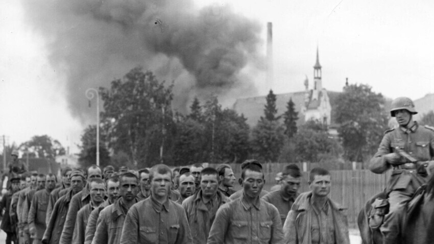 Des prisonniers de guerre soviétiques à Riga en juillet 1941