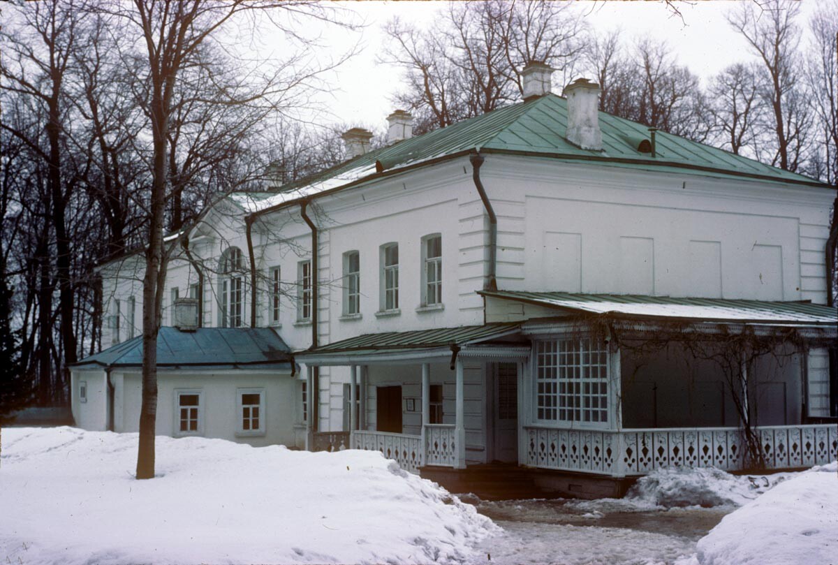Tolstoy house. Courtyard facade with porch. April 10, 1980
