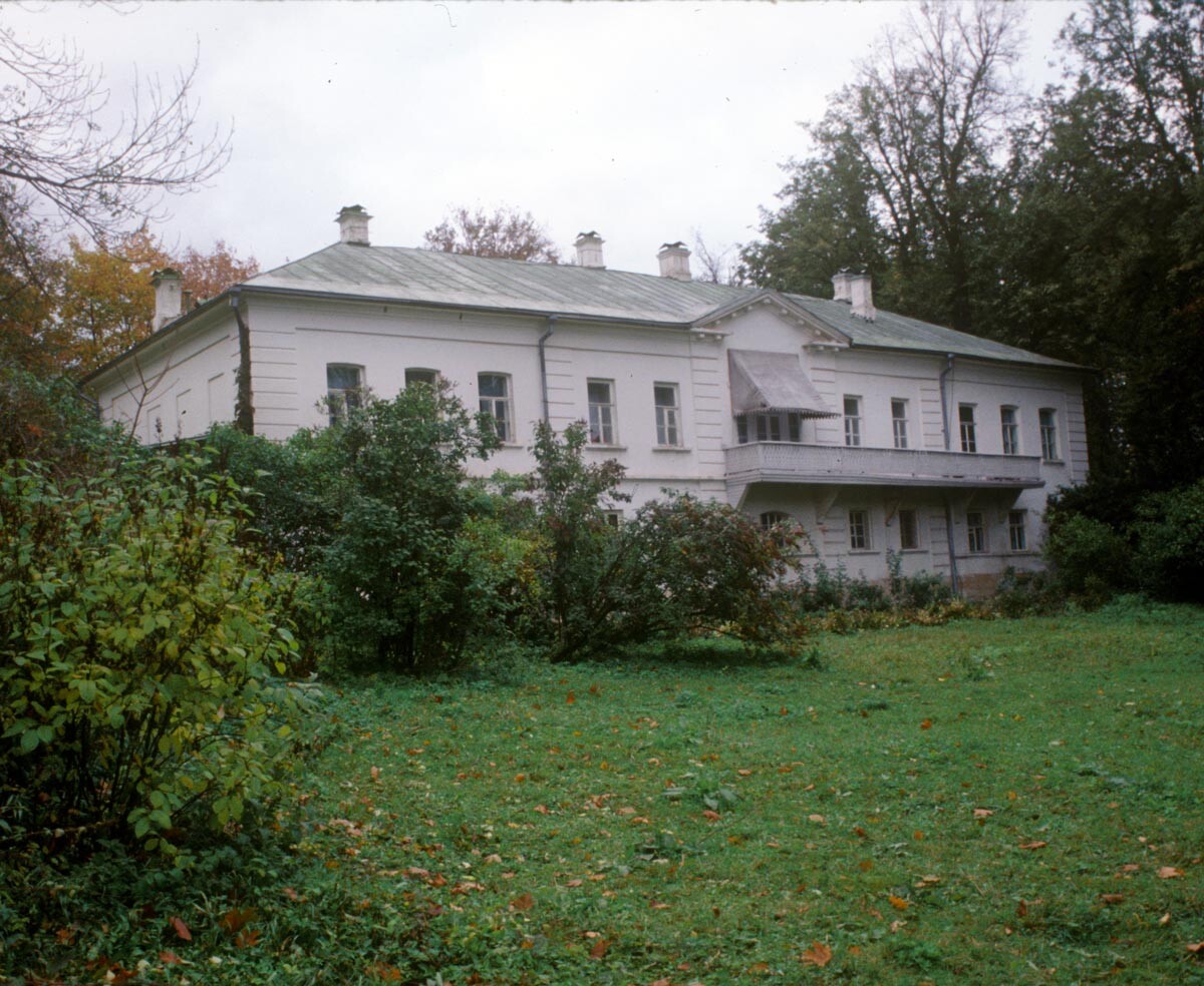 Tolstoy house. Park facade. October 8, 1992 