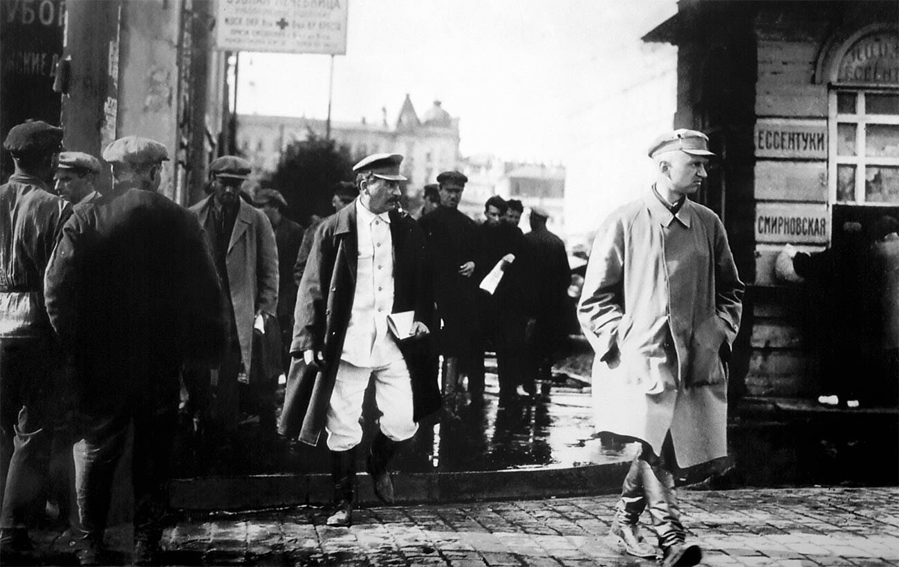  Съветският водач Йосиф Сталин, съпроводен от секрети сътрудници на Главното разследващо ръководство (ГРУ), в края на 1920-те 