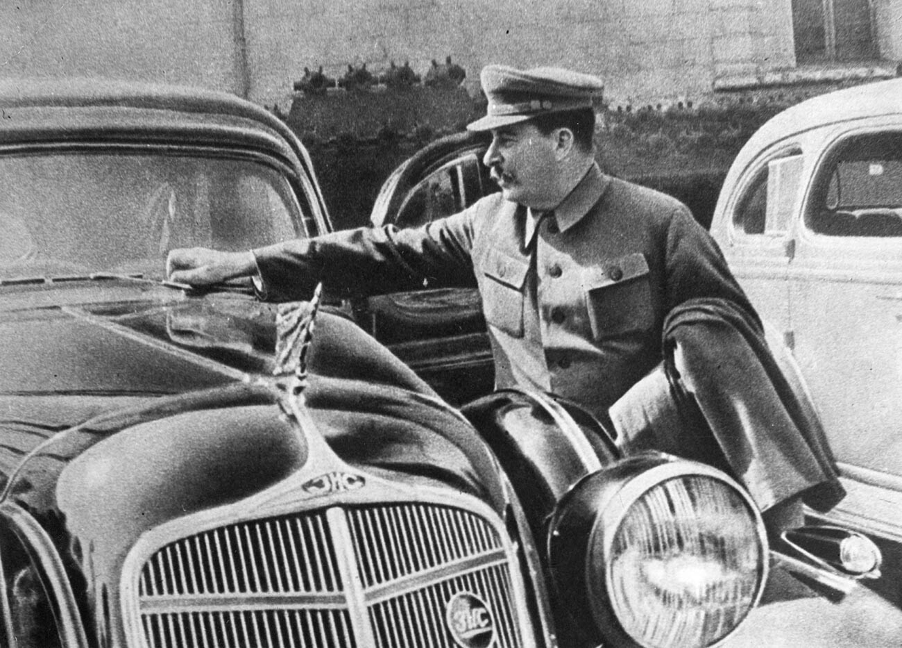  Съветският водач Йосиф Сталин (1879-1953) до колата си 