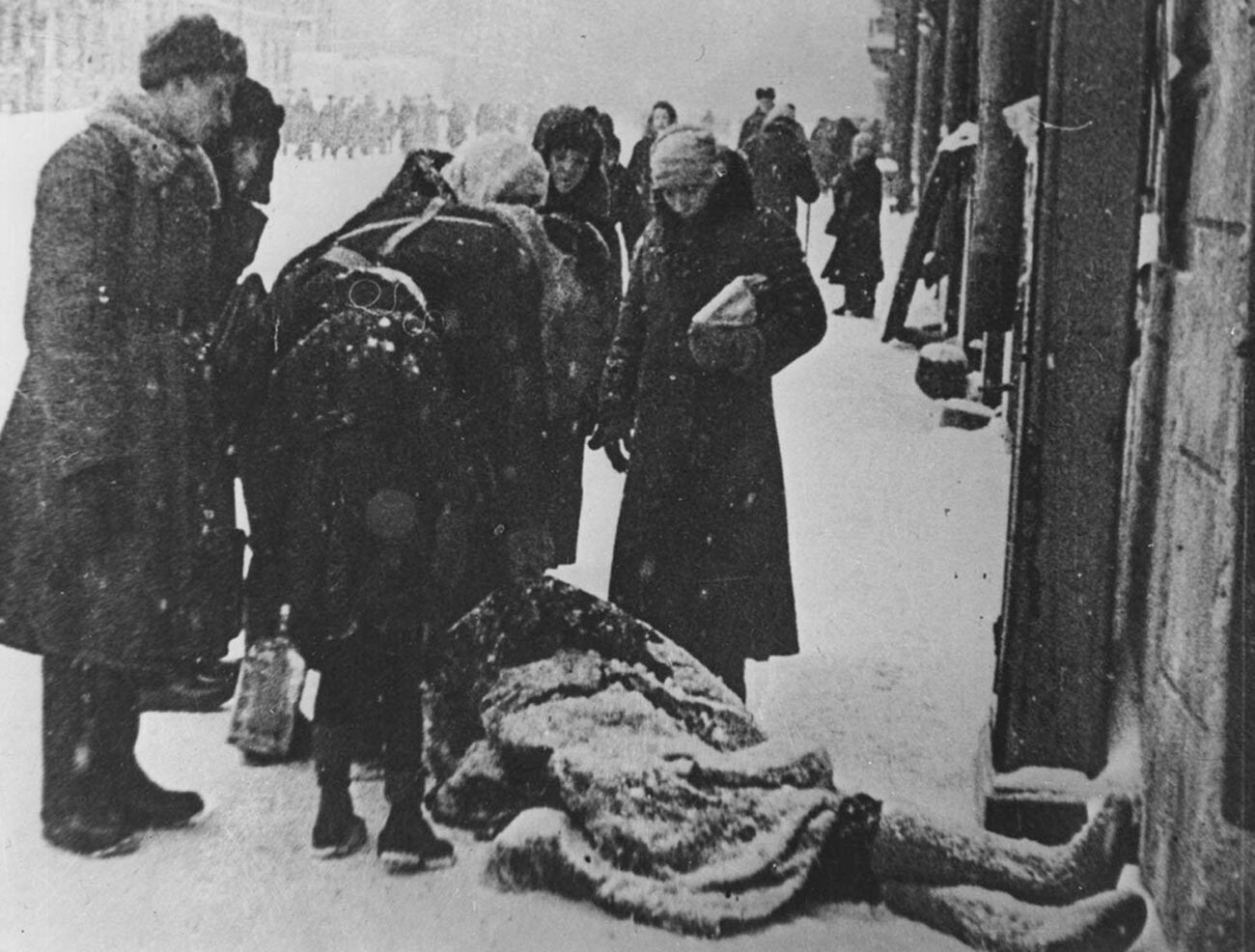 Gente en la sitiada Leningrado.
