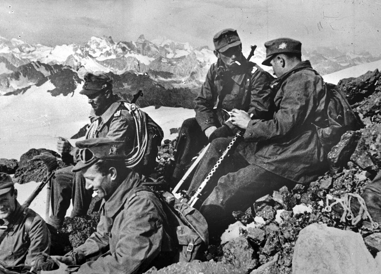 Soldados de infantería alemanes en las cumbres del Cáucaso, septiembre de 1942.
