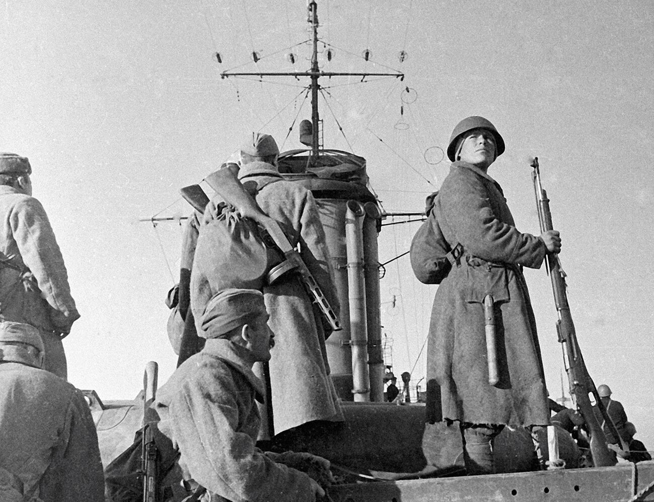 Los soldados del Ejército Rojo a bordo del crucero 