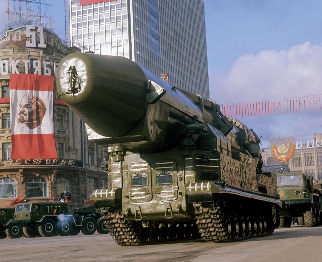 Балистичке ракете пред наступ на војној паради у част 51. годишњице Велике октобарске социјалистичке револуције.
