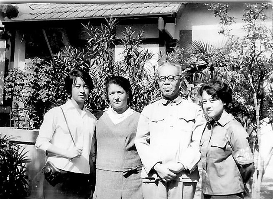 Здесна налево: Ина, Ли Лисан, Јелизавета Кишкина и њихова друга ћерка Ала