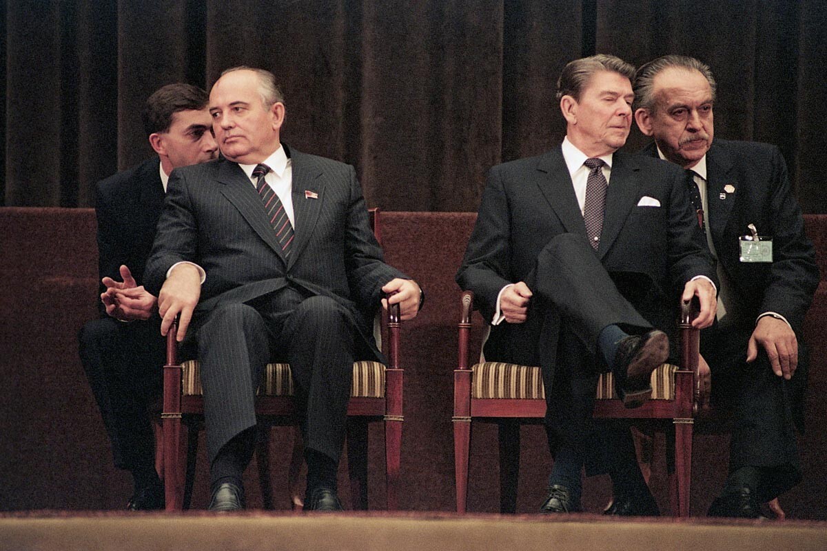 На церемонији затварања Самита у Женеви, совјетски лидер Михаил Горбачов и амерички председник Роналд Реган не могу да гледају један у другог, 21. новембра 1985. године.