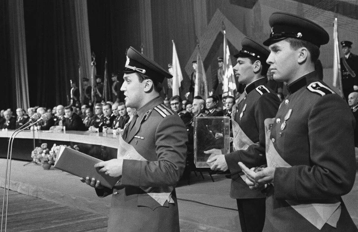 Participants of a ski tour along the Moscow-Pskov-Narva-Moscow route with ampoules of earth from the places where the Red Army's first victories were won. 1968