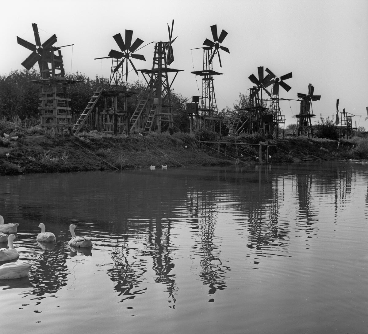 Астрахань. Ветрогенератори на обали језера помоћу чије енергије се вода доводи до наводњаваних подручја пољопривредног земљишта, 1969.