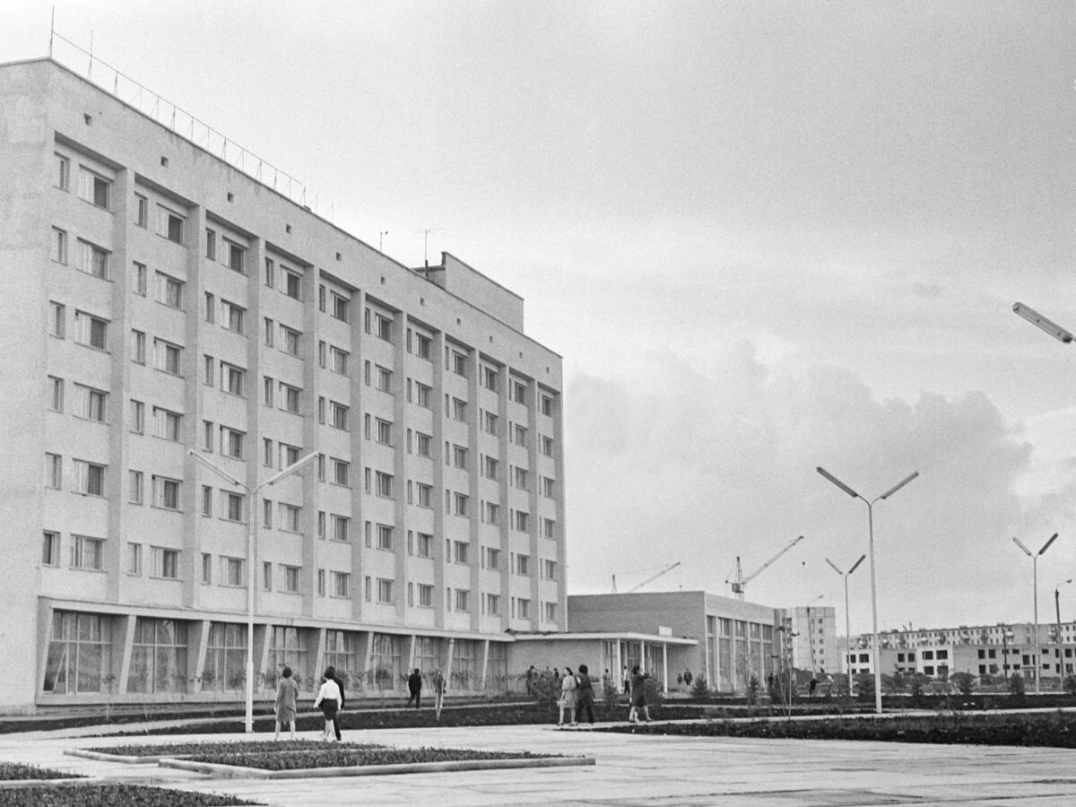 Хабаровски крај, Комсомољск на Амуру, 26. јун 1972. Нови хотел „Восход“ („Излазак“) на Амурском проспекту.