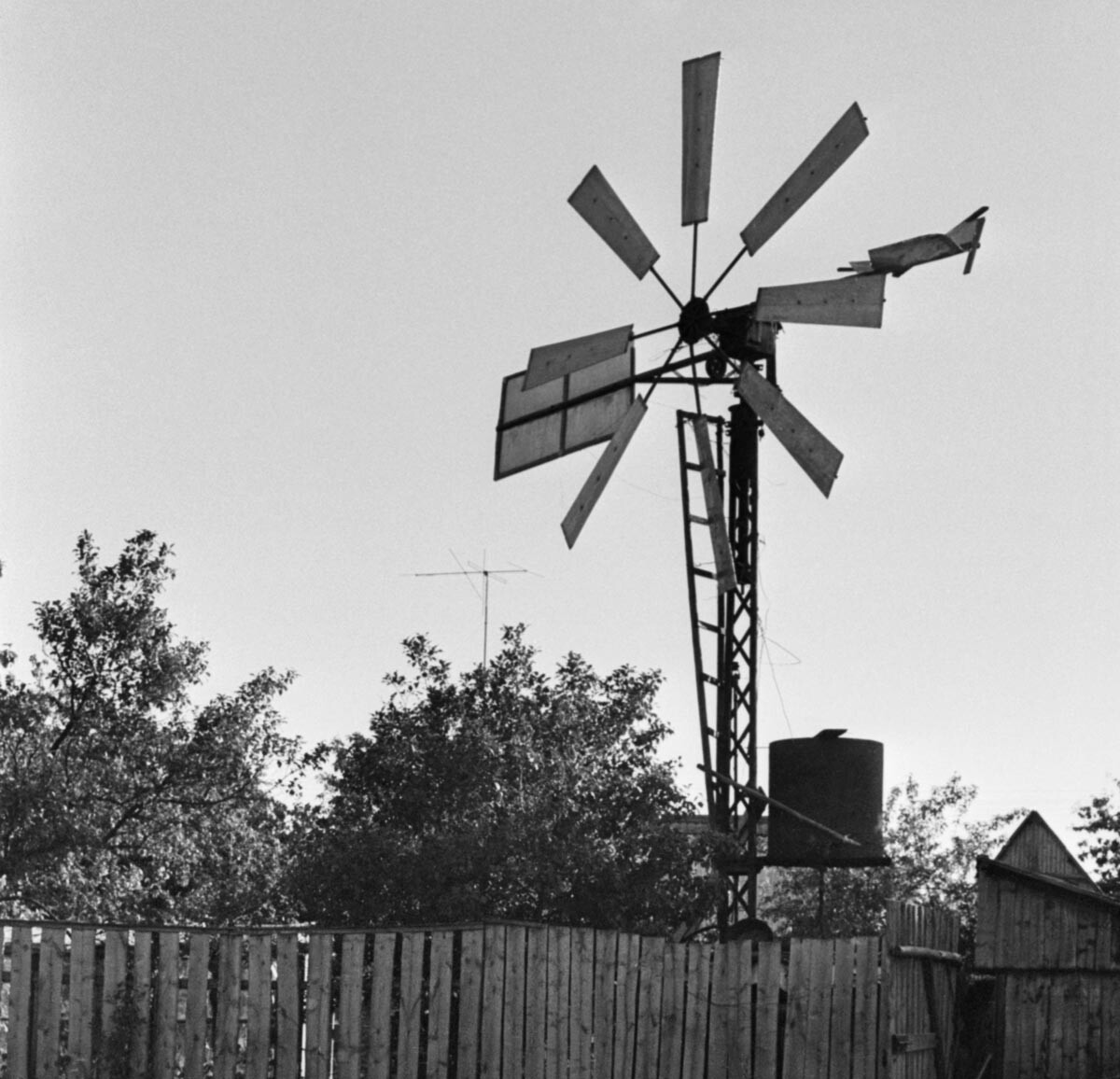 Брјанск, 1. јула 1994. године. Ветрогенератор који је конструисао Јевгениј Васиљевич Шилин.
