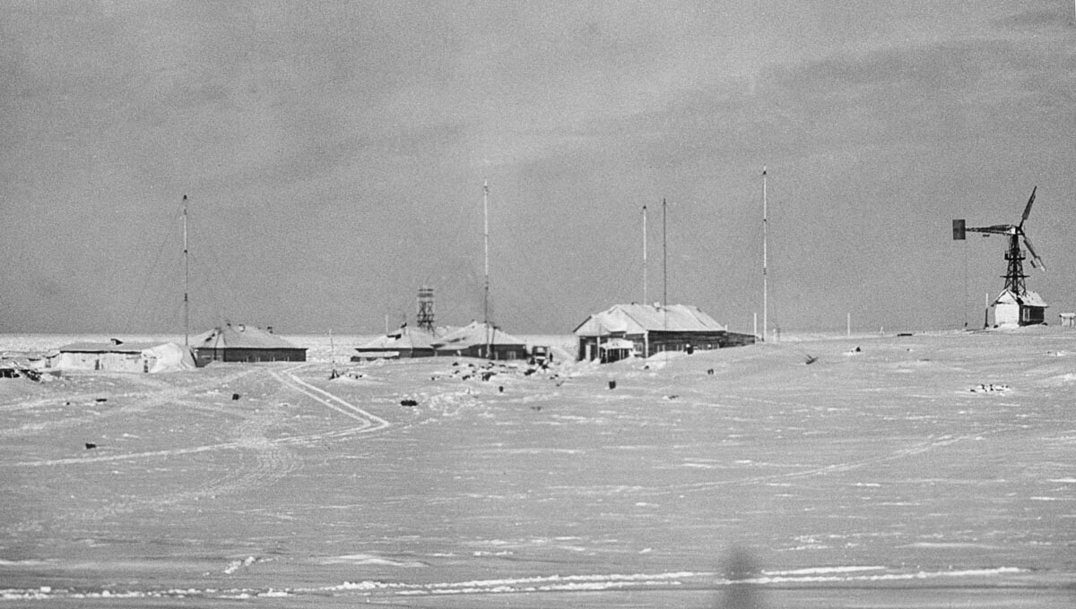 Апрель 1954 г. Дома в поселке Диксон, расположенном за Северным полярным кругом. 