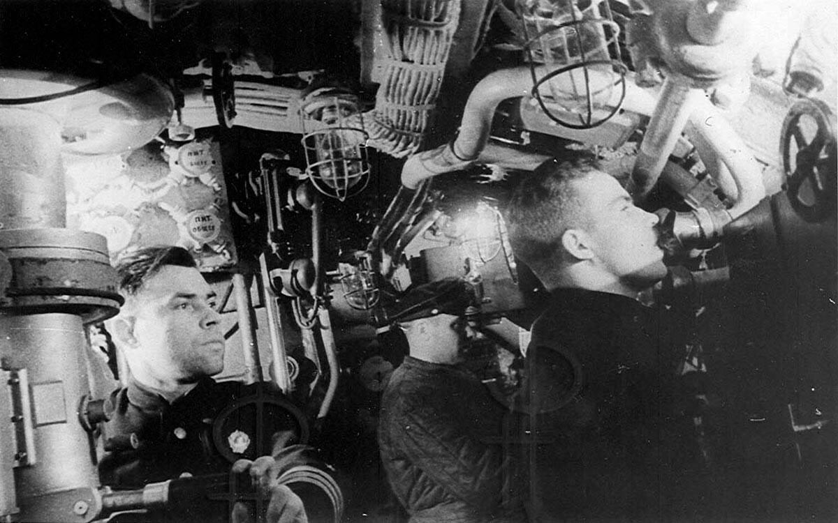 Командирът на подводницата Щ-303 Иван Травкин (вляво), 1942 г.