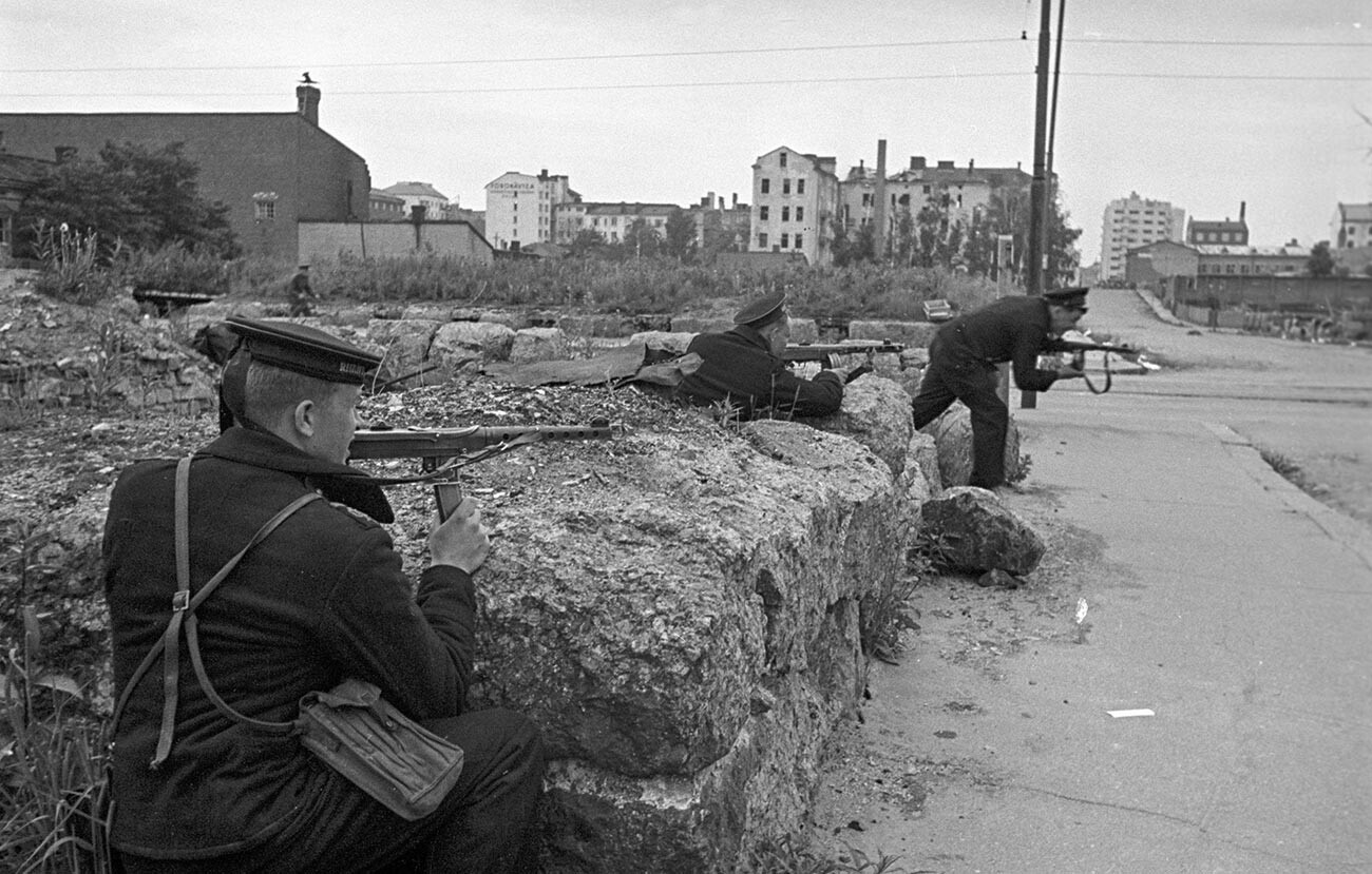 Soviet troops during the Battle of the City, 1944.