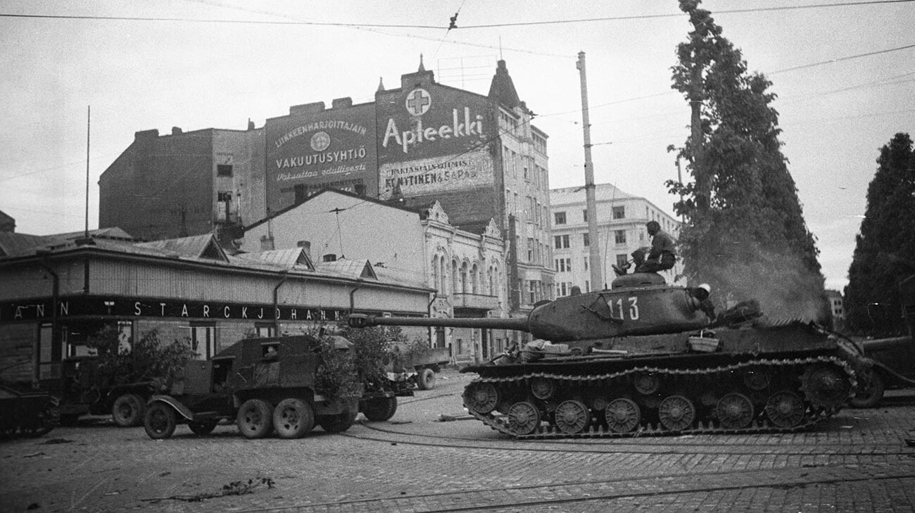 Soviet tanks on their way into Viborg, 1944.