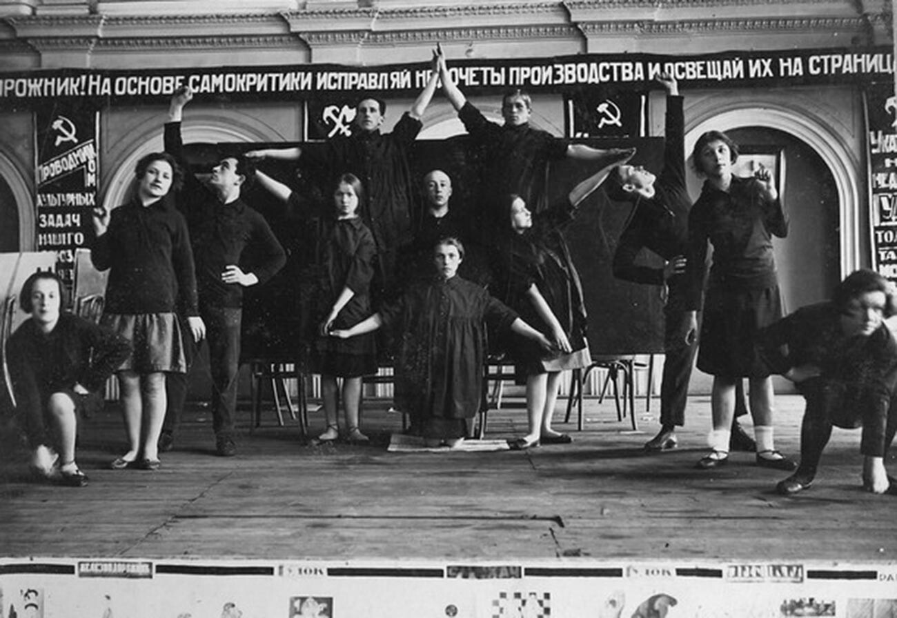 Performances by the collective of the Transport Consumers' Society of the Oktyabrskaya railway