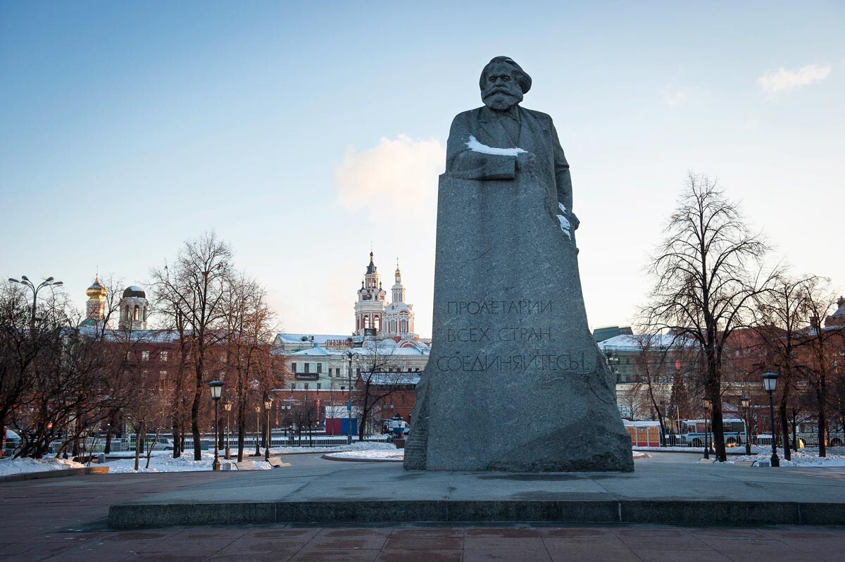 Памятник марксу. Памятник Карлу Марксу в Москве. Памятник Карлу Марксу в Москве открытие. Раменское памятник Карлу Марксу. Уфа памятник Карлу Марксу.