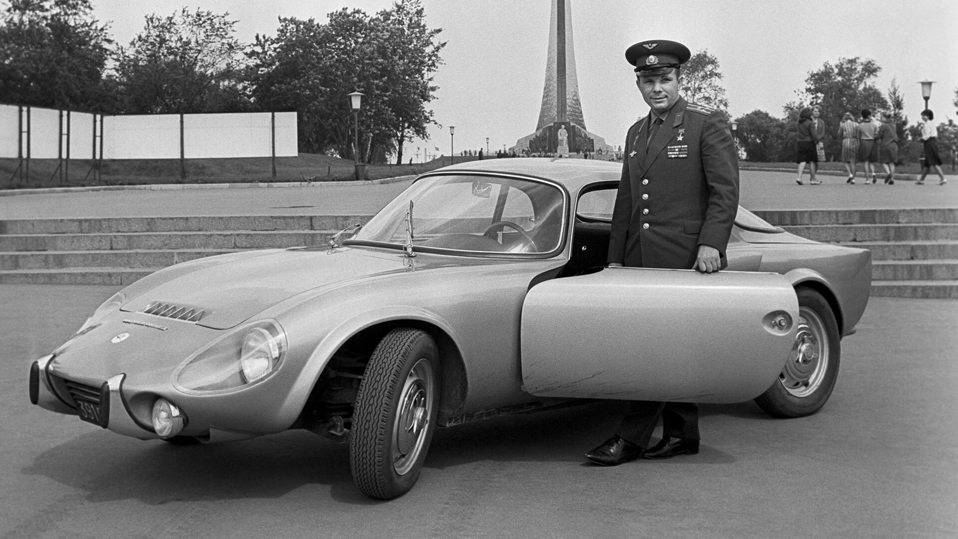 Юрий Алексеевич Гагарин с френски спортен автомобил Matra, на паметника на 