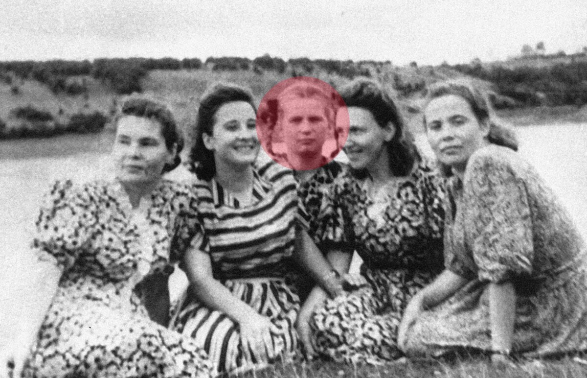 Терешкова на разходка с приятелки, 1956