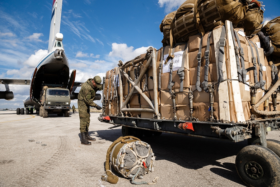 Tentara Rusia Distribusikan Dua Ton Bantuan Kemanusiaan ke Hama dan Homs