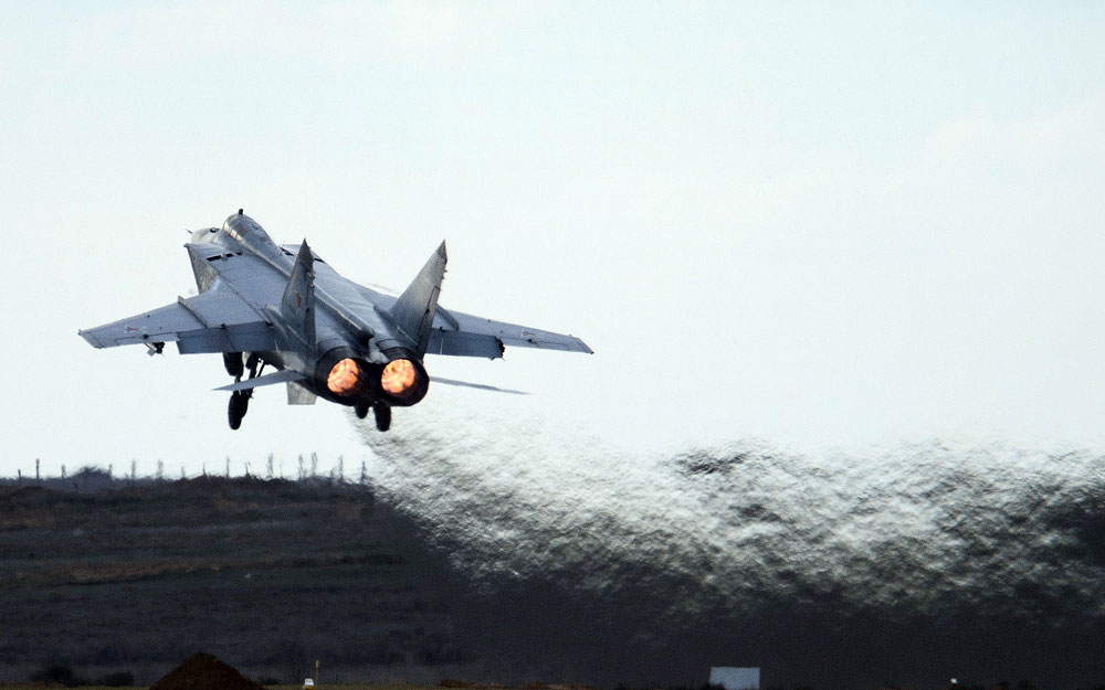 러시아 공군 조종사들, 개량된 MiG-31 요격기로 논스톱비행 세계 신기록 세워
