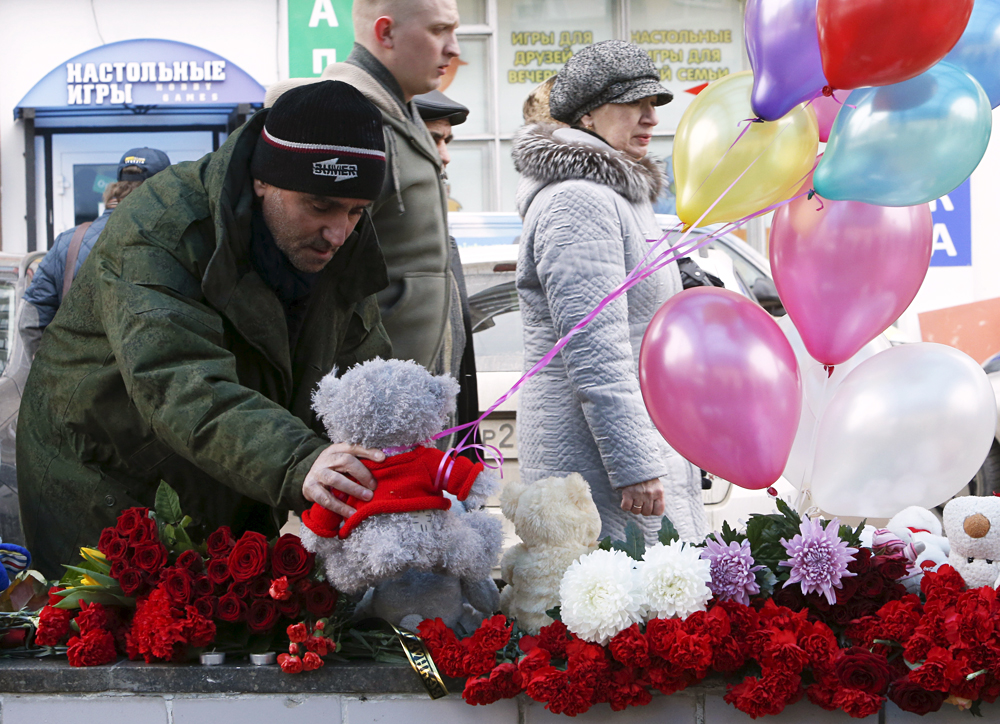 Moscow residents lay flowers to commemorate murdered girl