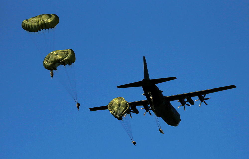 Des parachutistes britanniques sautent d&#39;un C-130 Hercules lors des man&oelig;uvres de l&#39;Otan Anaconda 16 pr&egrave;s Toru&#324;, en Pologne. Cr&eacute;dit : Reuters