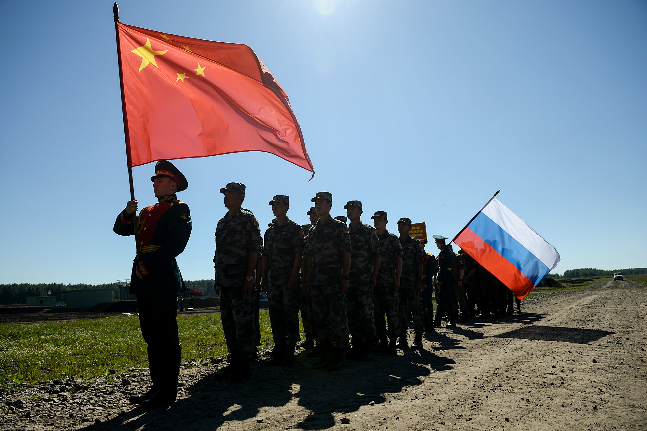 Members of the Russian and Chinese teams at the closing ceremony of the Masters of Reconnaissance competition as part of the International Army Games held in the training compound of the Novosibirsk Military Command College. Source: Alexandr Kryazhev/RIA Novosti