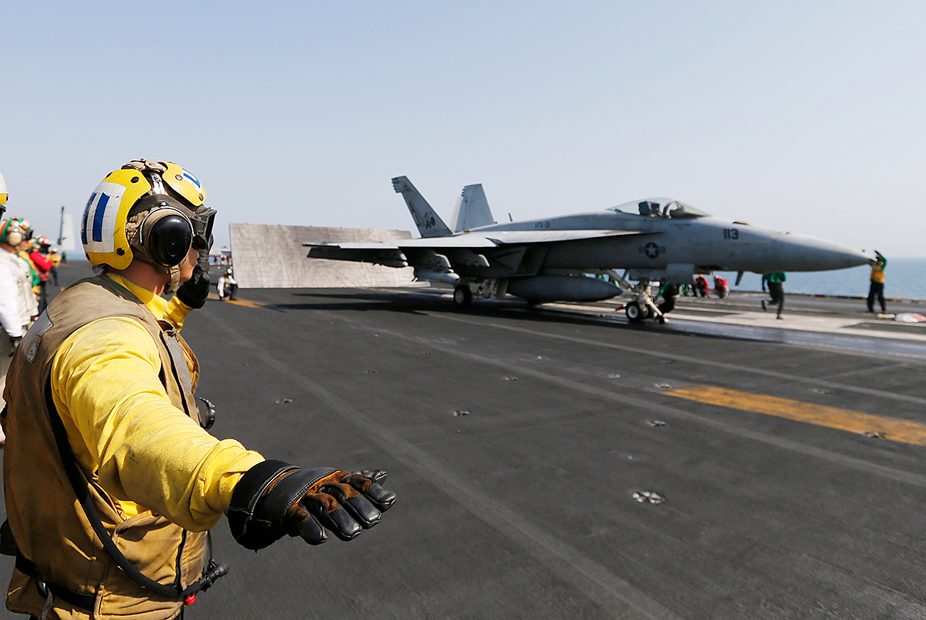 Ikuti Jejak Rusia, Kapal USS George H.W. Bush Serang ISIS dari Laut Tengah