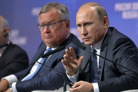 블라디미르 푸틴 러시아 대통령은 외국 투자자들에게 러시아 경제에 자금을 투자해 달라고 호소했다. 그는 러시아 당국이 자본 이동에 제한을 두지 않을 것이고 저렴한 융자금 접근이 유럽연합(EU) 국가들과의 협력을 위한 핵심 조건이 될 것이라고 말했다.