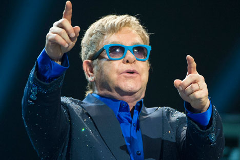 Putin Telepon Elton John, Nyatakan Siap untuk Bertemu