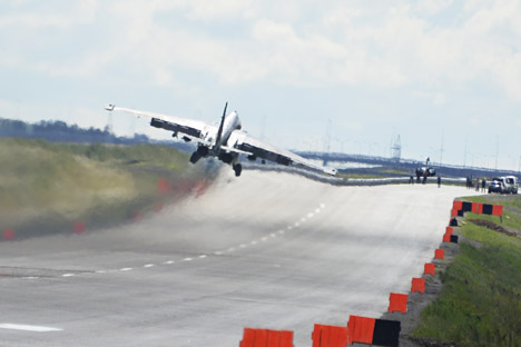 ALatihan Perang, Jet Tempur Su-25 Grach Mendarat di Jalan Tol