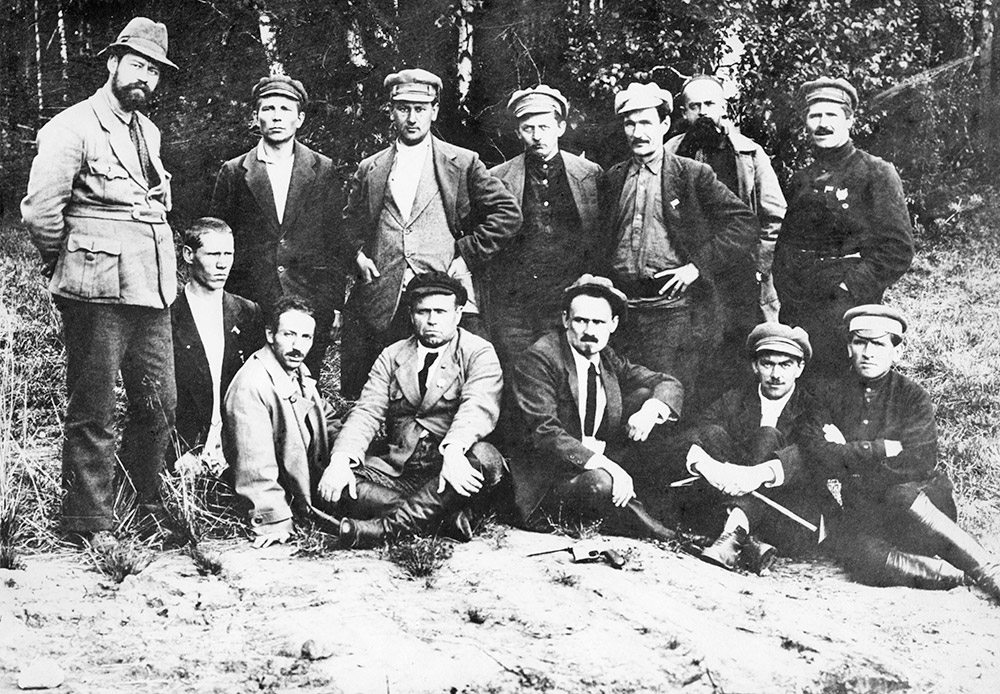 Skupina uralskih boljševikov na mestu, kjer so zakopani Romanovi / Arhivska fotografija