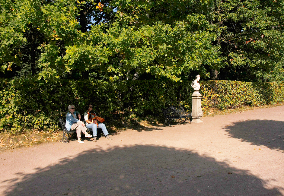 The Kuskovo Park and Estate have always been open to visitors. Iron-wrought benches situated under the shade of centuries-old oak trees line the park’s alleys. The park also has a café where you can stop for a bite to eat.