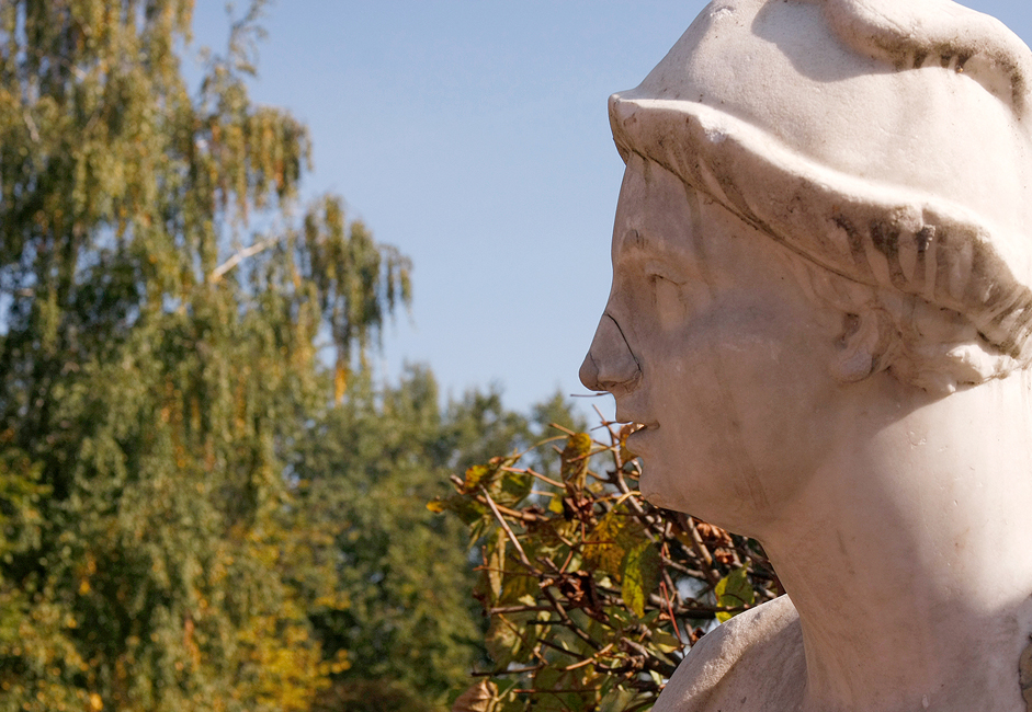 The estate is dotted with numerous marble statues that were sculpted during Count Pyotr Sheremetyev’s times and earlier. They are all originals.