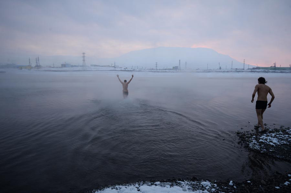 Berenang di Lubang Es, Kegiatan Ekstrem Warga Rusia di Musim Dingin