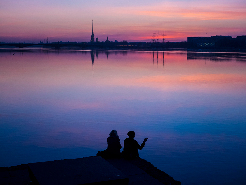 Si allungano le giornate a San Pietroburgo. Sullo sfondo, la fortezza di Pietro e Paolo al tramonto. Fonte: Tass/ Ruslan Shumakov