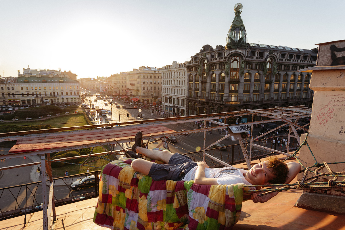 Il “roofing” sta contagiando sempre più appassionati, che si arrampicano sui tetti della Venezia del Nord per ammirare ponti, fiumi e strade storiche dall’alto degli edifici. Fonte: Andrej Orekhov