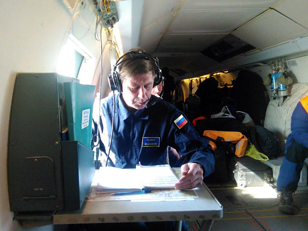 Staf Kementerian Penanggulangan Bencana Rusia berada di dalam pesawat Beriev Be-200 selama operasi pemeriksaan daerah puing-puing perahu Dalny Vostok yang tenggelam di Laut Okhotsk, 4 April 2015. 