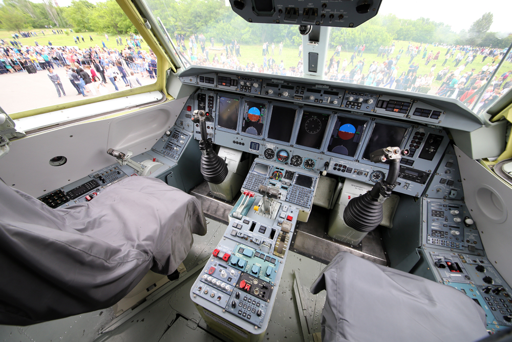 Kokpit pesawat amfibi Beriev Be-200ChS yang dimodifikasi untuk Kementerian Penanggulangan Bencana Rusia. 