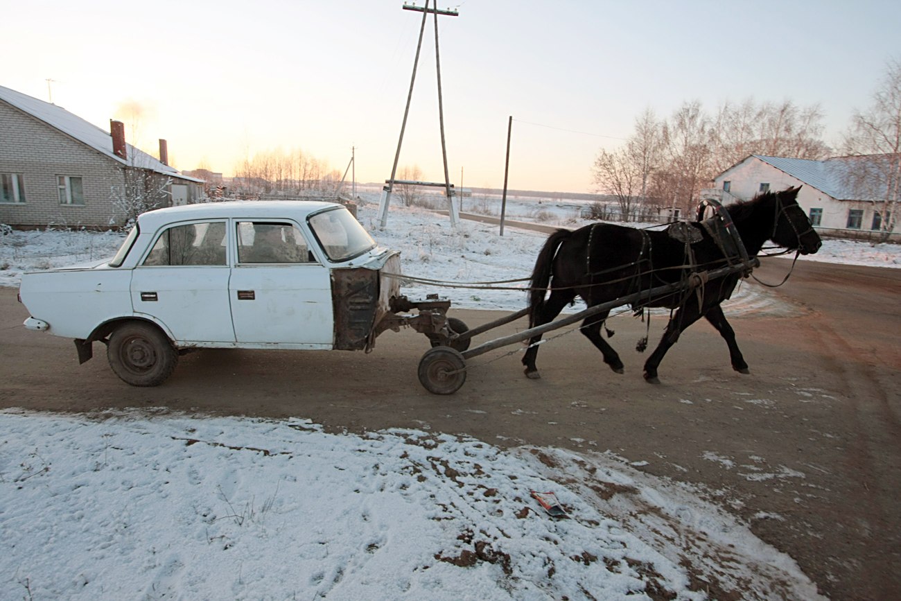 Prebivalec Tatarstana je izdelal konjmobil t. j. hibrid konja in avtomobila. Vir: Vasilij Aleksandrov / TASS