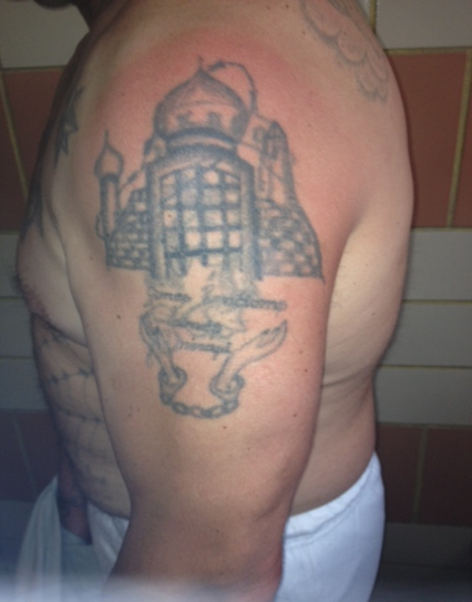 Gambar-gambar tato para pelaku kriminal yang Bullen foto saat ia berada di Rusia.