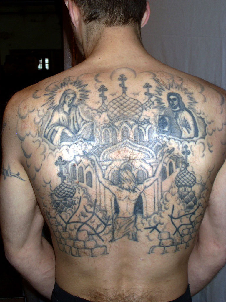 Gambar-gambar tato para pelaku kriminal yang Bullen foto saat ia berada di Rusia.