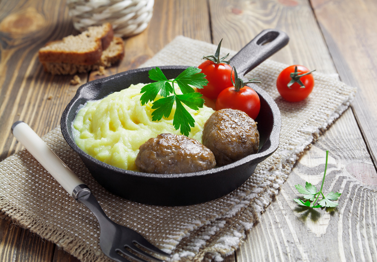 Back to school: Cafeteria-style cutlets and mashed potatoes