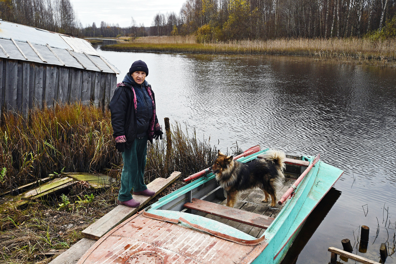 Protesters say that in order to prevent the felling of the forest, they had to throw themselves under the logging vehicles. Photo: A participant of a protest against the felling of Sung boron during the crossing of the lake. Source: Kommersant