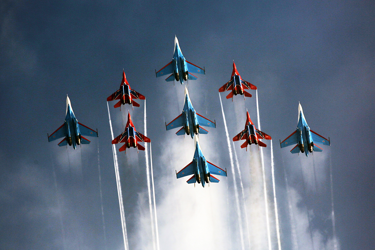 Mikoyan Mig 29 fighter jets of the Strizhi [Swifts] aerobatic team and Sukhoi Su 27 fighter jets of the Russkiye Vityazi [Russian knights] aerobatic team perform at the 2016 International Aviation & Aerospace Exhibition, Airshow China, in Zhuhai, Guangdong Province. Source: Marina Lystseva/TASS