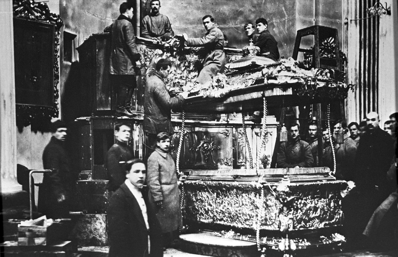 Das Grab von Fürst Alexander Newski, im 16. Jahrhundert von der orthodoxen Kirche heiliggesprochen, wurde zu Sowjetzeiten geöffnet und seine Gebeine anschließend auf dem Dachboden der Kathedrale für lange Zeit im Geheimen verwahrt. Foto: Karl Bulla / RIA Novosti