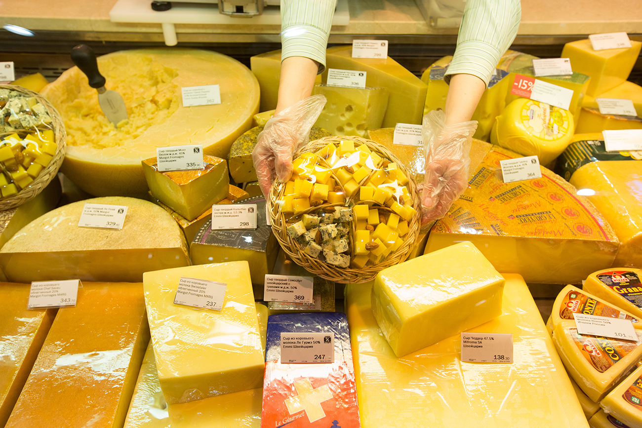 Radnik izlaže domaće i uvozne sireve u supermarketu „Azbuka Vkusa” u moskovskom tržnom centru „Neglinnaя Plaza”. Izvor: Getty Images