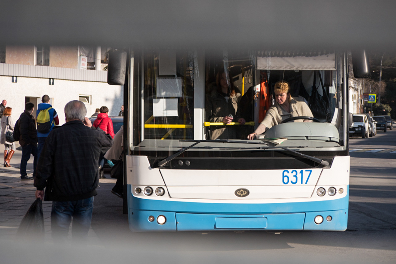 The city trolleybus takes two and a half hours to reach the resort of Yalta on Crimea's southern coast./ Photo: Sergey Melikhov