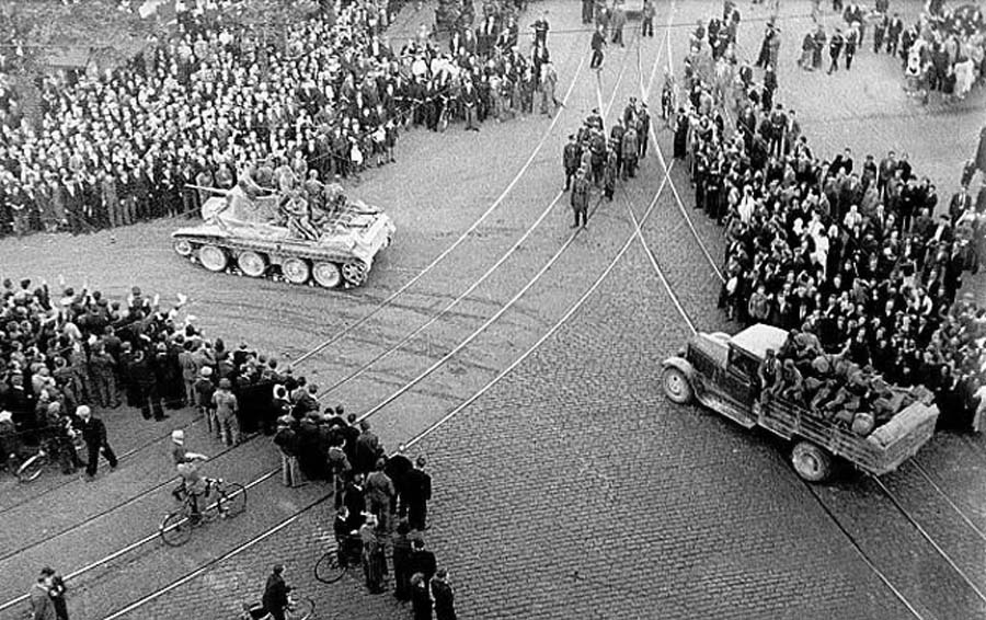 Tropas soviéticas entran en Riga en 1940. Fuente: Dominio público